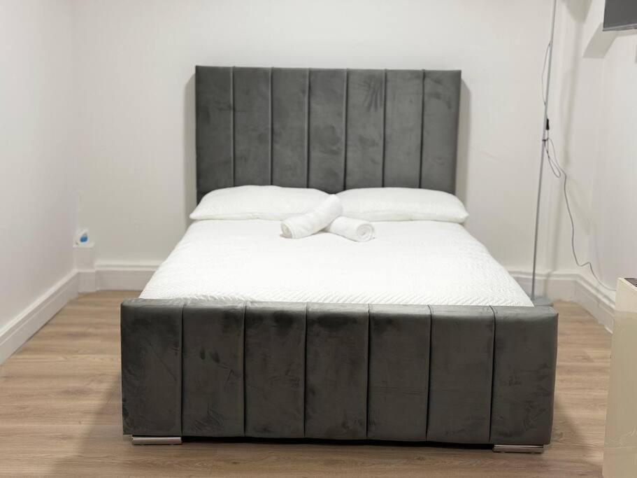 Modern 1 Bedroom - 5 Min Walk From Princess Street Eb1 إدنبرة المظهر الخارجي الصورة