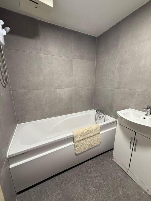 Modern 1 Bedroom - 5 Min Walk From Princess Street Eb1 إدنبرة المظهر الخارجي الصورة